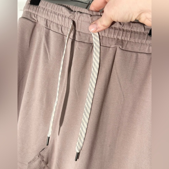Vuori Women’s Performance Jogger Lavender - Size Large - Picture 3 of 4